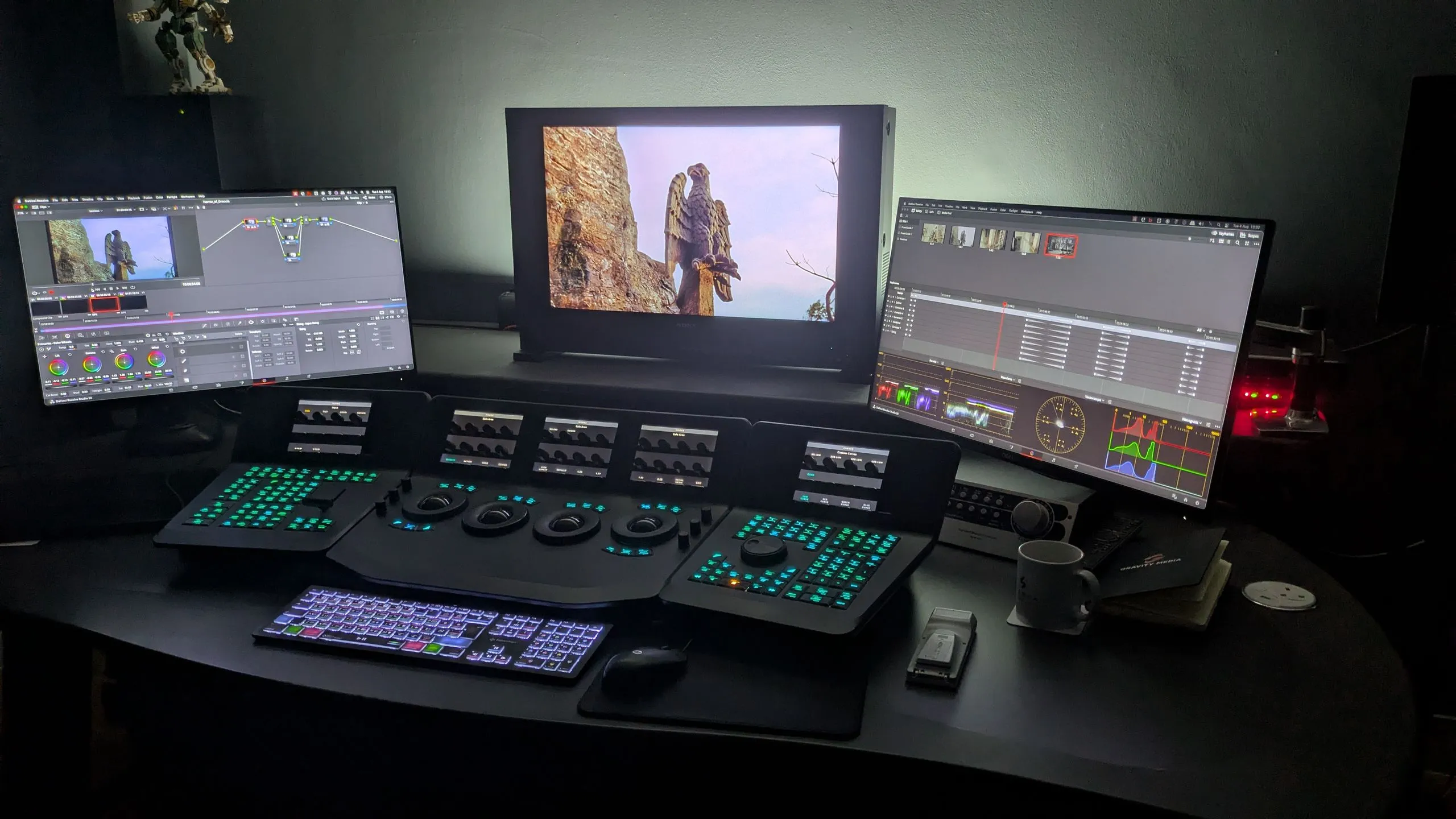 Studio restorasi film modern yang menampilkan layar monitor beresolusi tinggi dengan bingkai digital film klasik