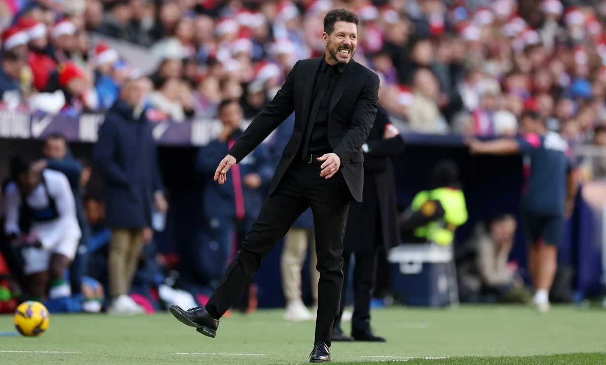 Diego Simeone berbicara dengan Julian Alvarez mengenai minat Arsenal pada bursa transfer