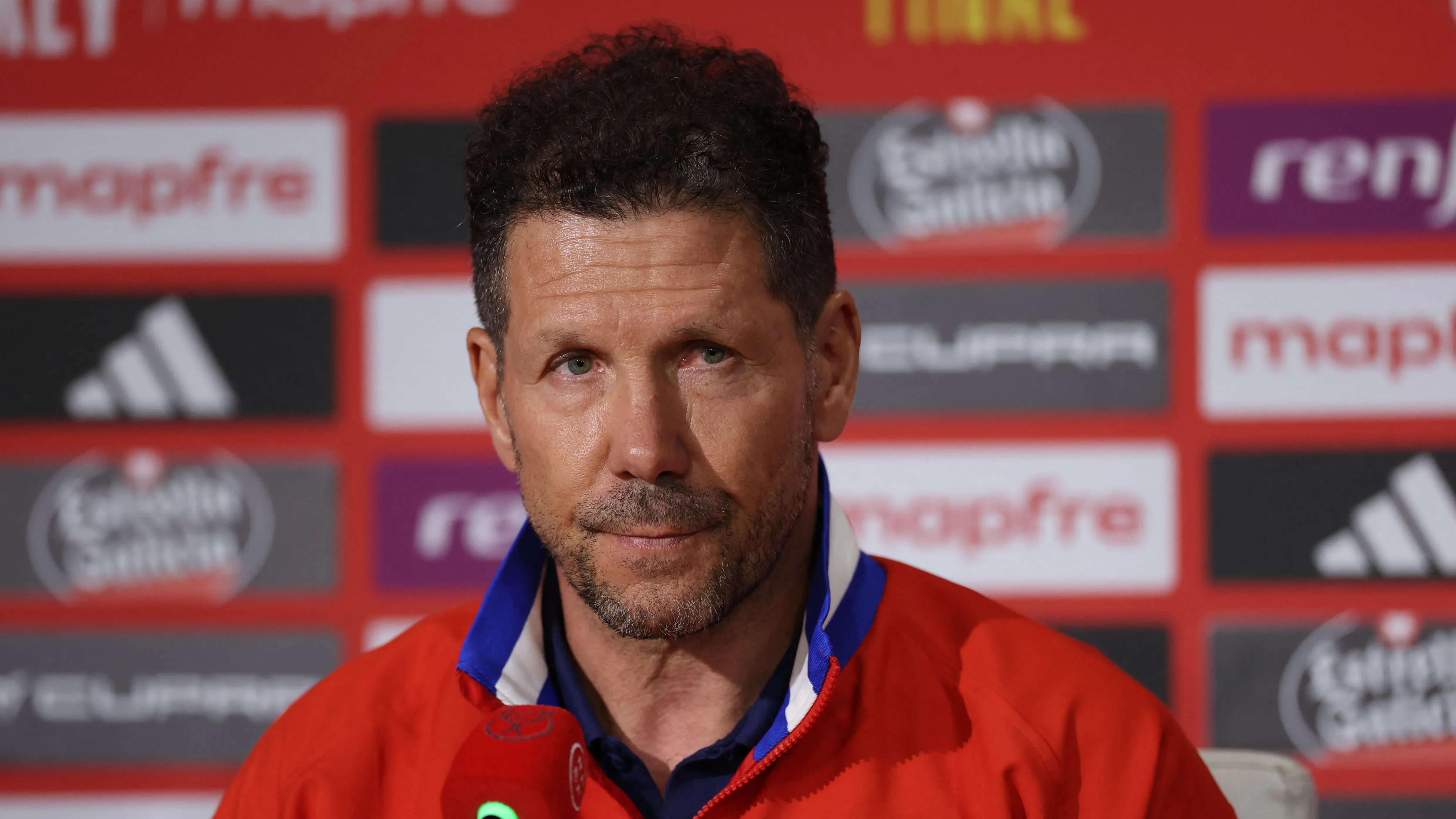 Diego Simeone pelatih Atletico Madrid di pinggir lapangan