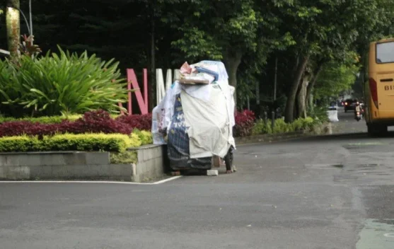 Petugas Dinsos Kota Bandung saat melakukan penjangkauan PPKS di jalanan kota