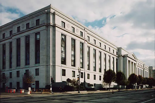 Tampak depan Gedung Perkantoran Senat Dirksen dengan fasad marmer putih di Washington, D.C.