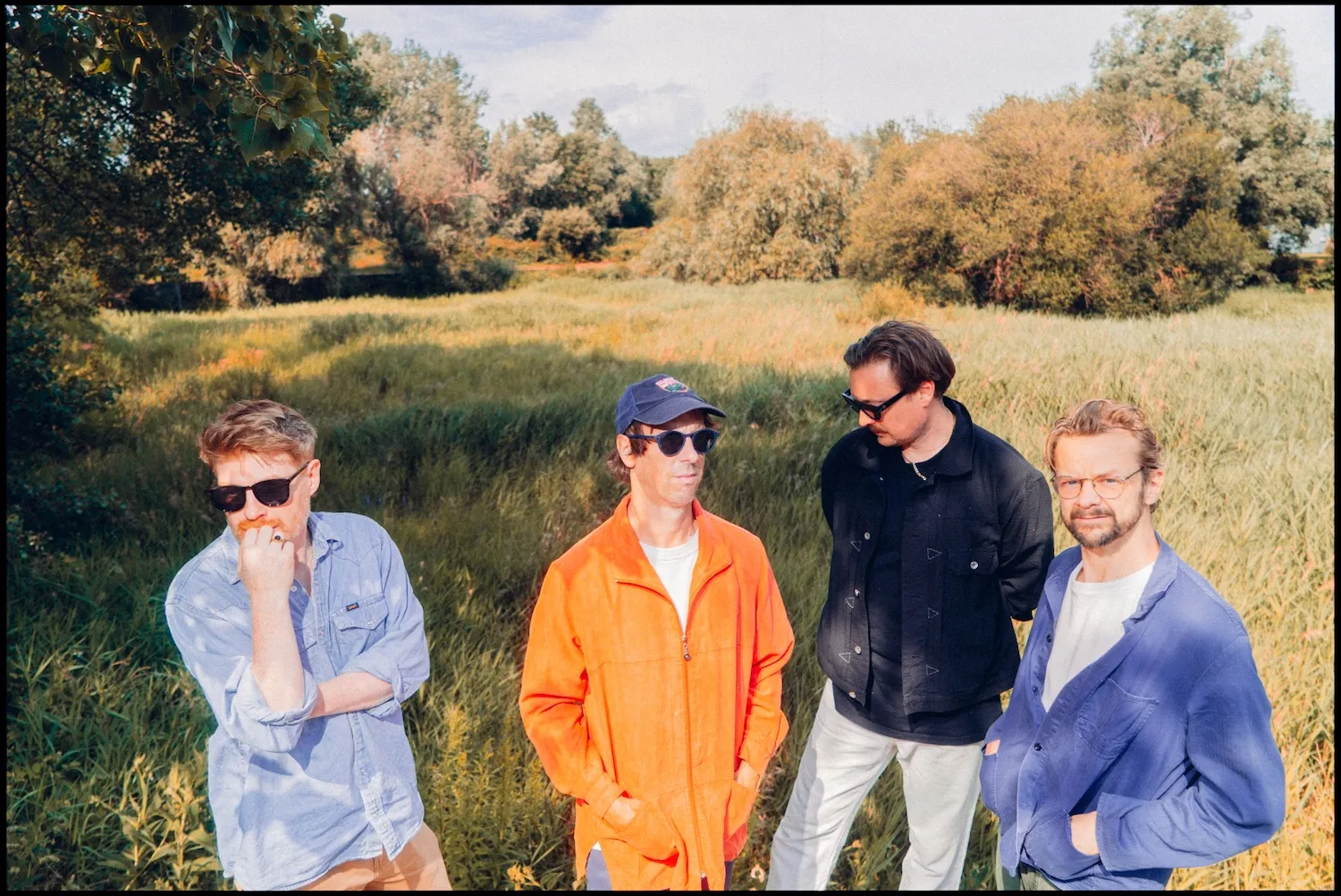 Ilustrasi visual band Django Django dalam perilisan single terbaru Dirty Hotel Blues