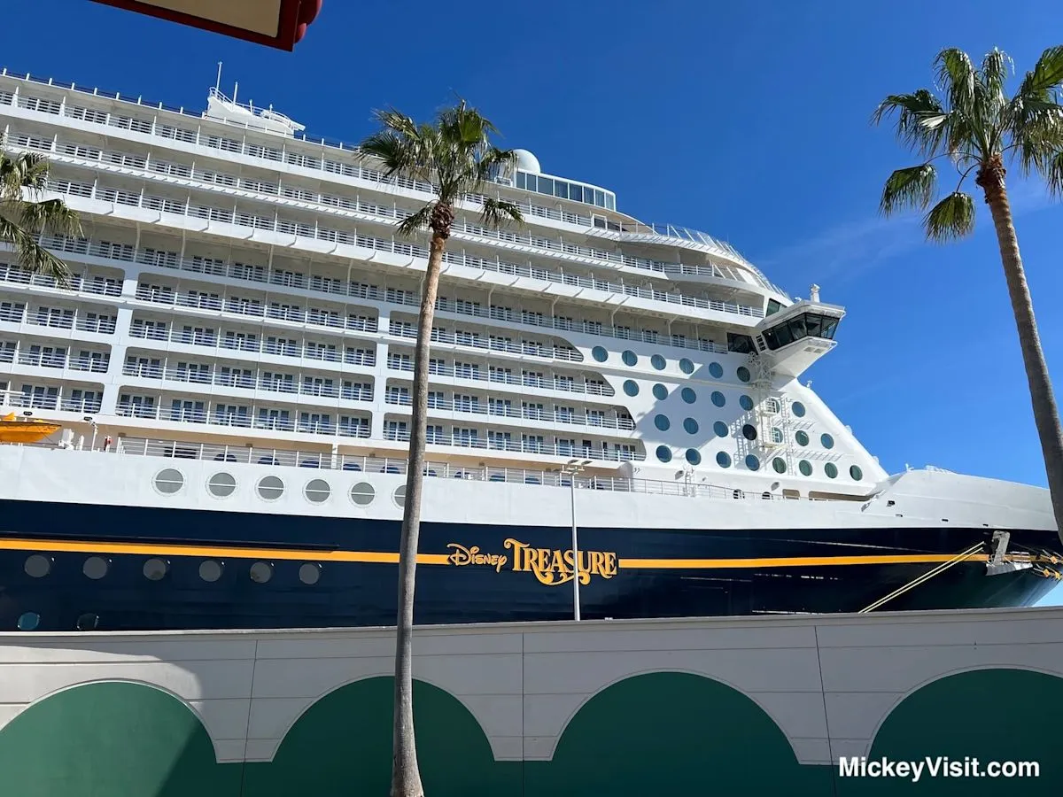 Kapal pesiar mewah Disney Cruise Line berlayar di laut lepas