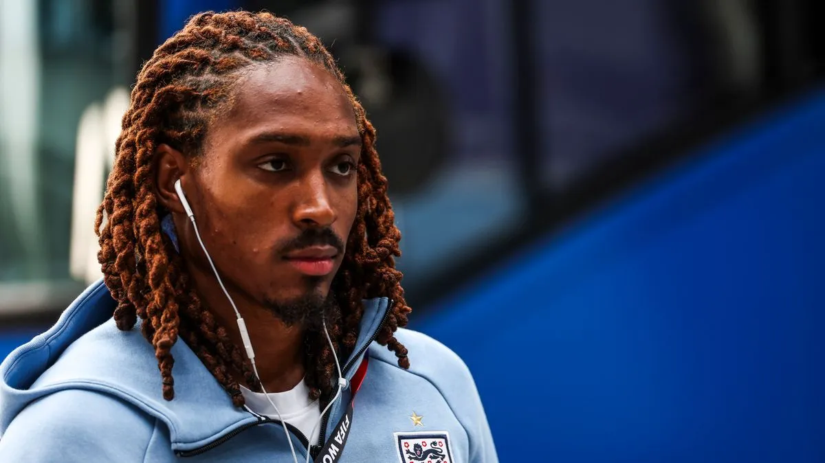 Pemain Tottenham Djed Spence saat membawa bola di lapangan hijau