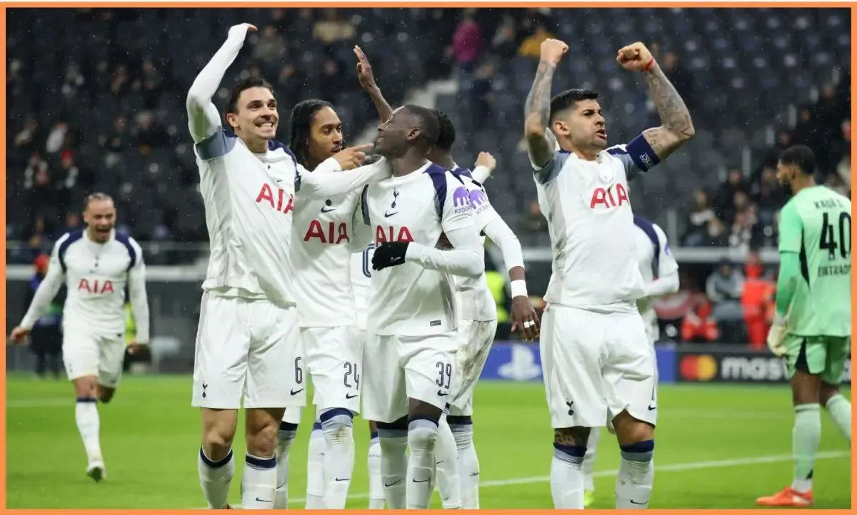 Pemain Tottenham Hotspur Djed Spence beraksi di lapangan hijau dalam pertandingan