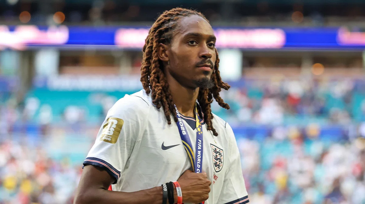 Pemain sepak bola Djed Spence dalam sesi pertandingan