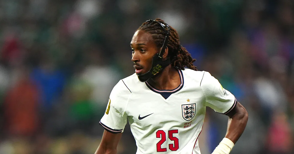 Foto Djed Spence mengenakan seragam Inter Milan setelah merampungkan transfer dari Tottenham