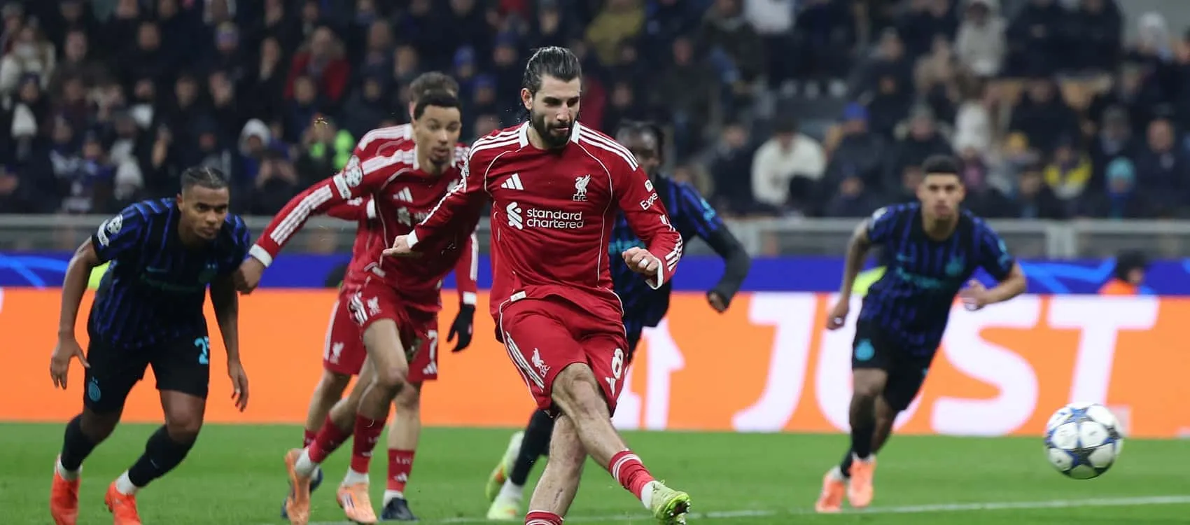 Gelandang Liverpool Dominik Szoboszlai merayakan gol di lapangan