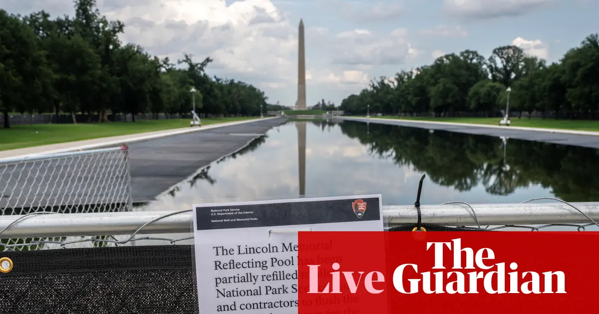 Presiden Donald Trump berbicara mengenai proyek renovasi kolam Washington DC