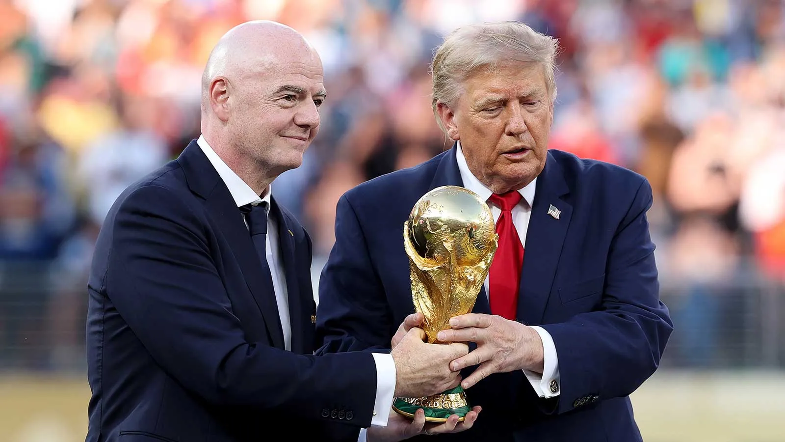 Donald Trump dan Gianni Infantino dalam acara resmi FIFA