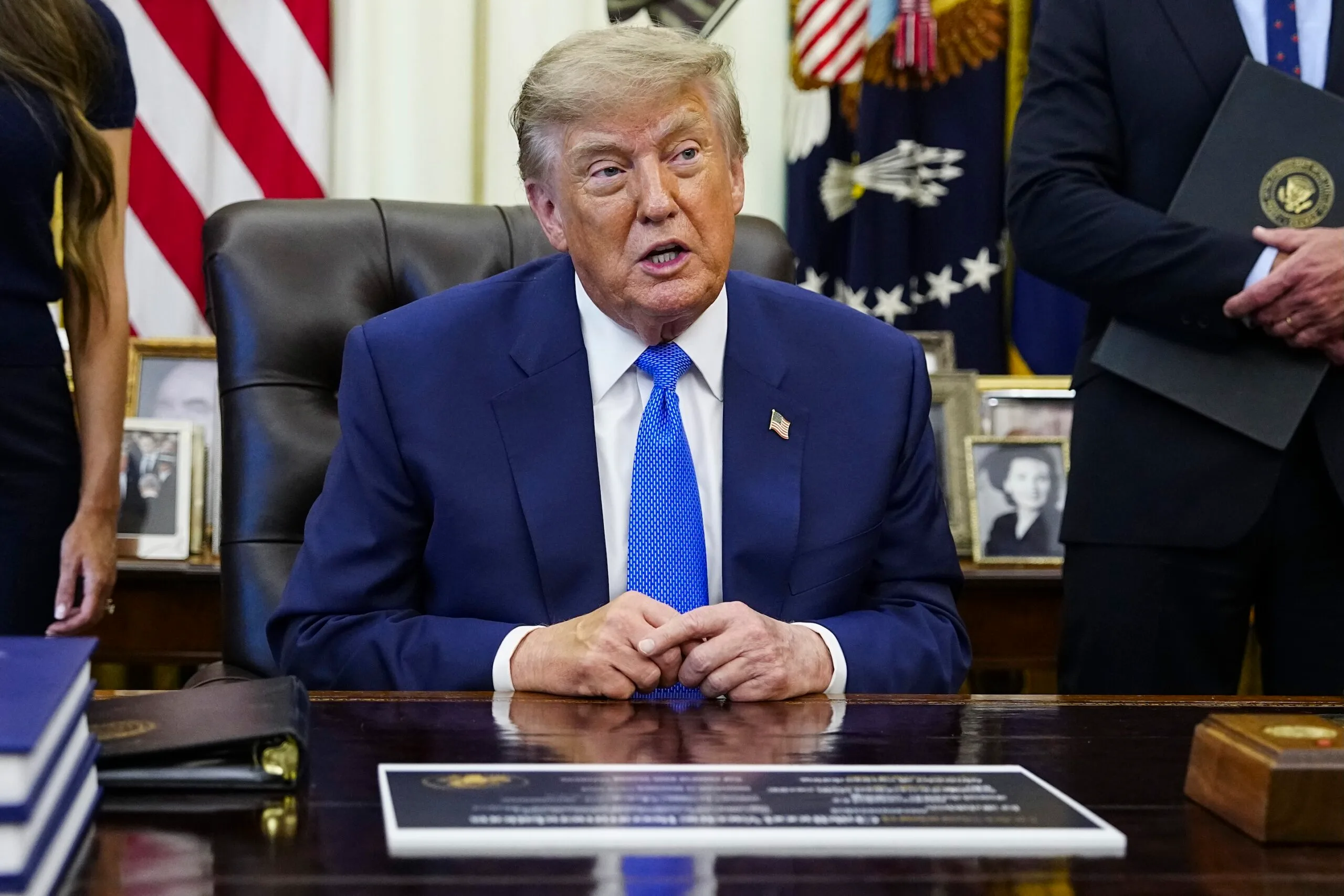 Ilustrasi grafik harga minyak dunia dan ketegangan politik antara Donald Trump dan Iran