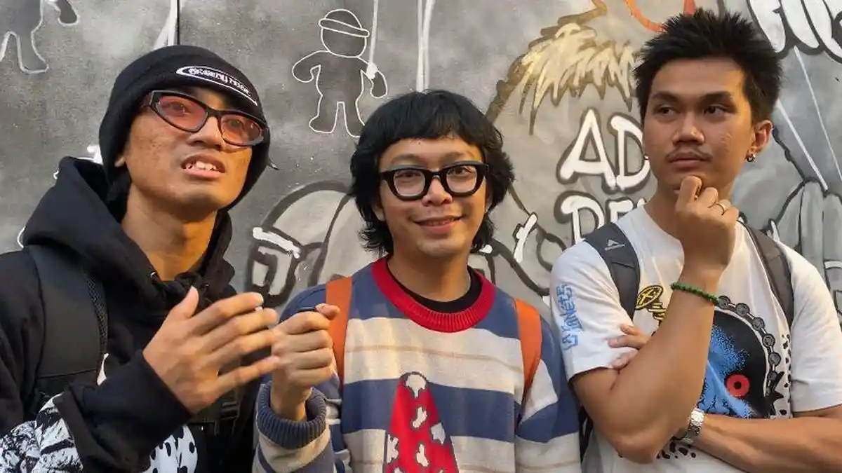 Grup band punk rock Dongker saat membawakan lagu Luka di Pelupuk Mata