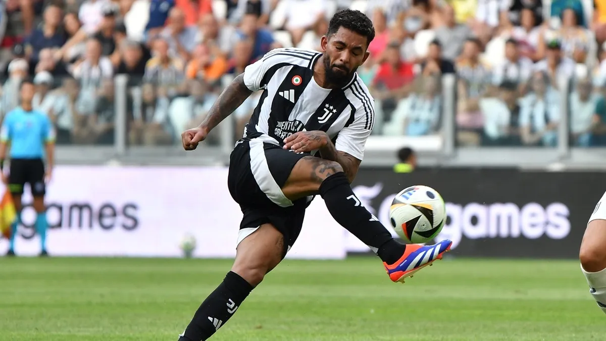 Douglas Luiz saat berlatih bersama skuad Juventus di bawah arahan pelatih Luciano Spalletti