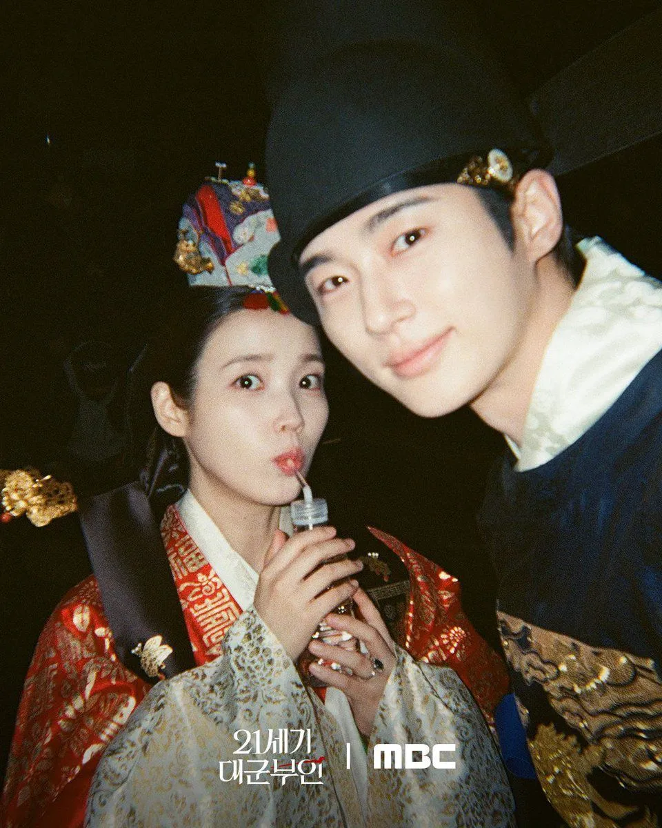 IU dan Byeon Woo-seok dalam drama Korea Perfect Crown