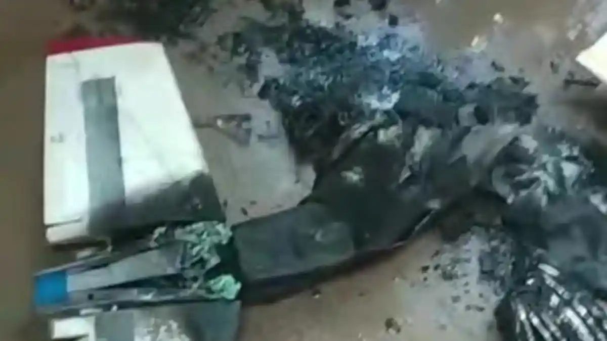 Warga melihat bangkai drone berbentuk pesawat mini yang jatuh di Sukoharjo