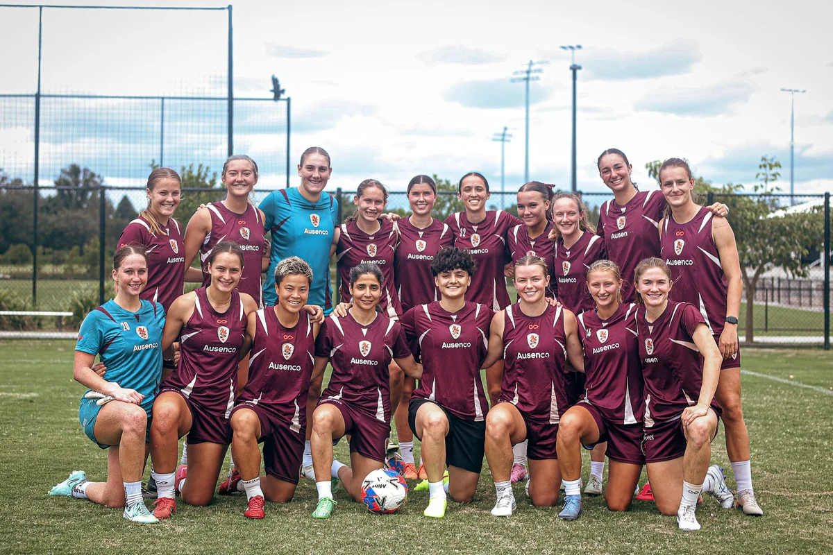 Pemain sepak bola wanita berdiri di lapangan hijau sebagai ilustrasi kewarganegaraan Australia