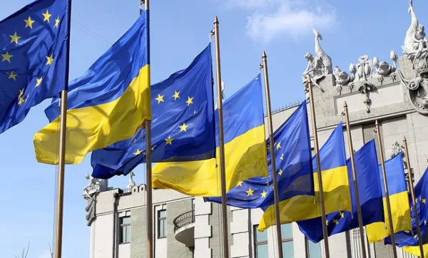 Ilustrasi peta Eropa dan Ukraina serta bendera negara pendukung