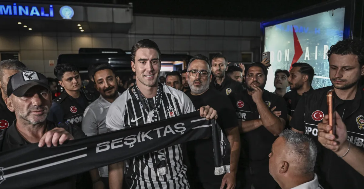 Ilustrasi Dusan Vlahovic dan logo klub Barcelona dalam bursa transfer