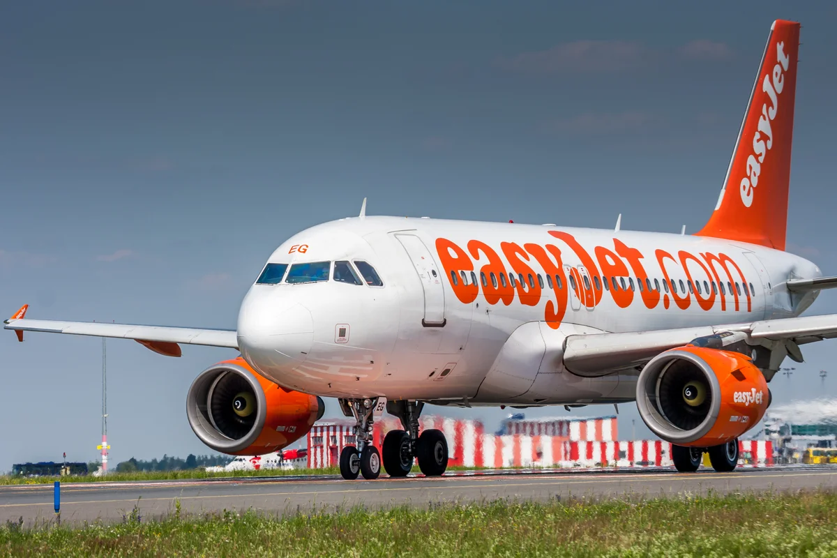 Pesawat komersial EasyJet terbang di udara sebagai ilustrasi akuisisi maskapai