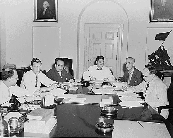 Foto Edwin Griswold Nourse bersama pejabat Gedung Putih