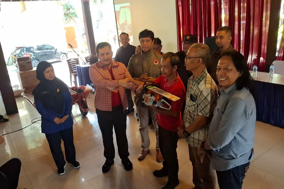 Politisi PDIP Eko Suwanto serahkan peralatan penanggulangan bencana di Jogja