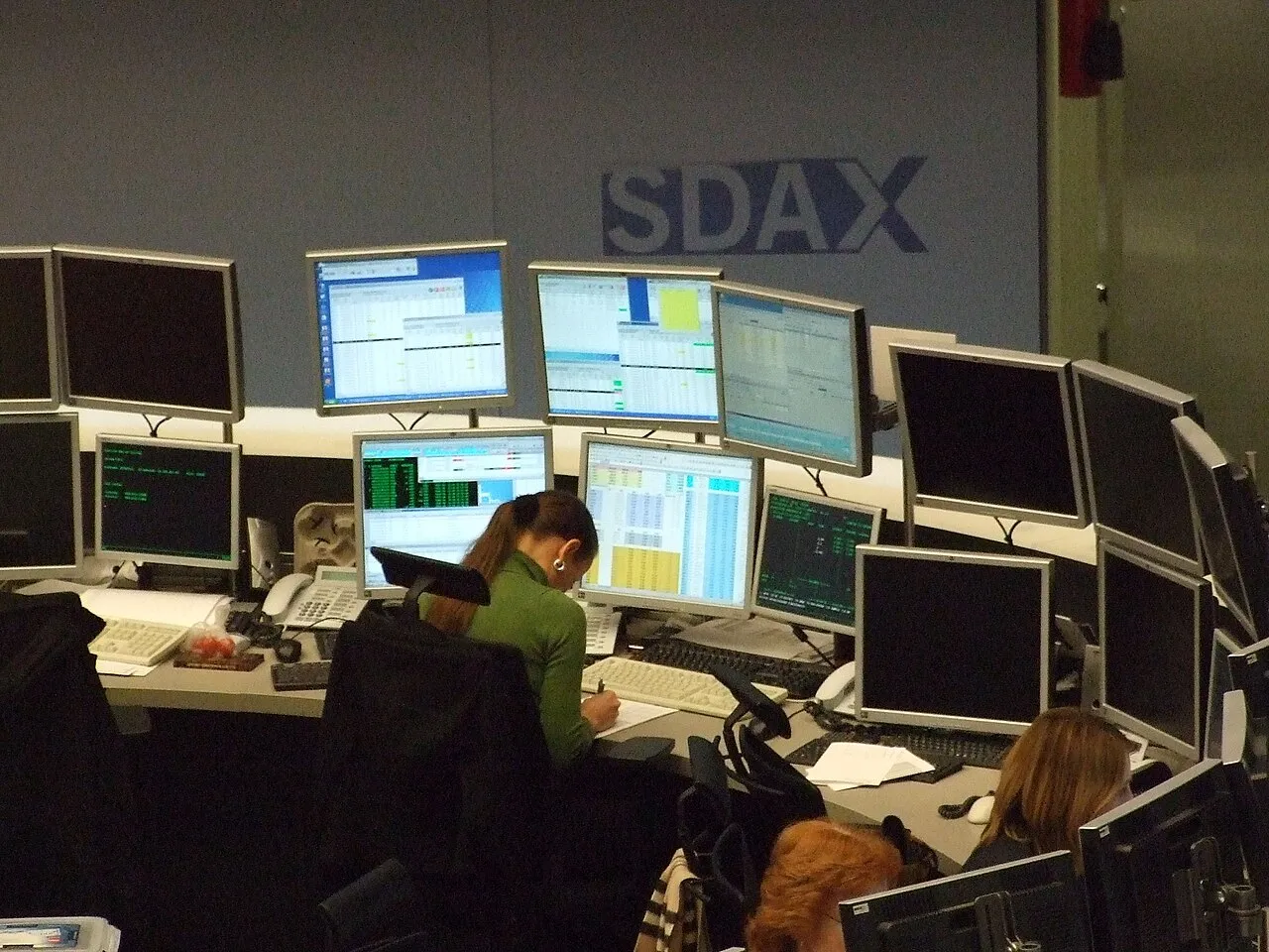 Grafik dan layar monitor yang menampilkan aktivitas electronic trading platform