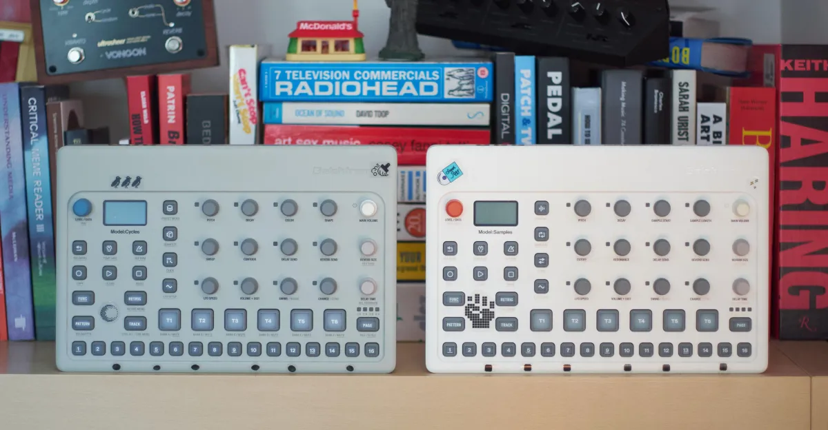 Perangkat groovebox Elektron Model:Samples dan Model:Cycles di atas meja studio