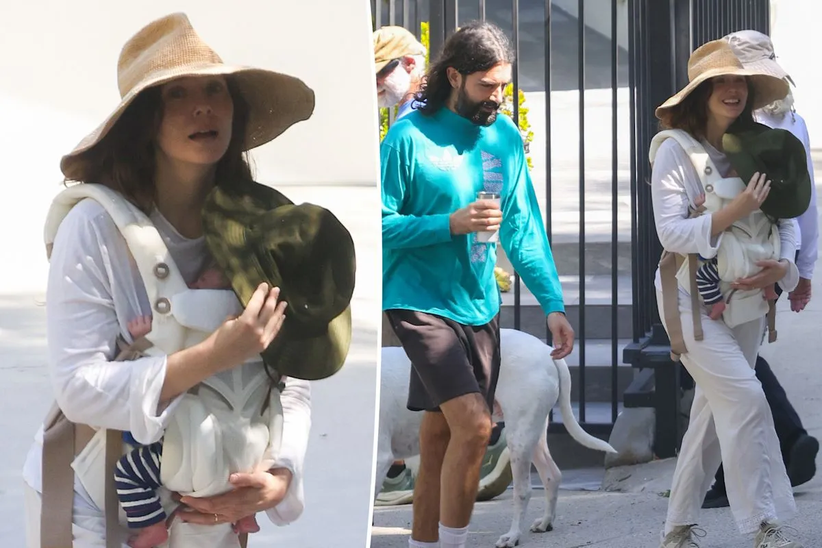 Elizabeth Olsen bersama Robbie Arnett saat berjalan-jalan di Los Angeles