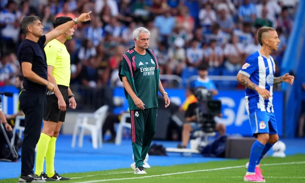 Ilustrasi lapangan sepak bola Real Madrid dan persiapan taktik lini tengah Jose Mourinho