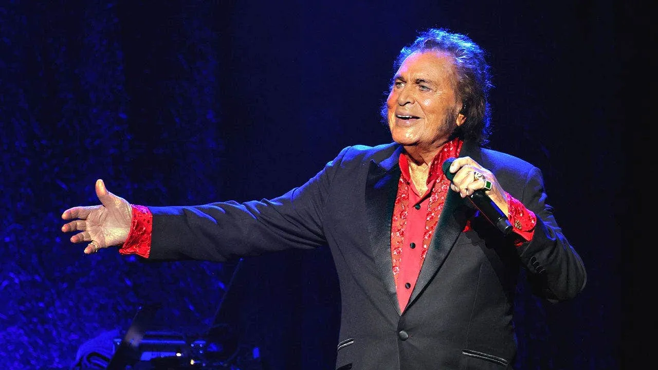 Penyanyi legendaris Engelbert Humperdinck saat tampil di atas panggung