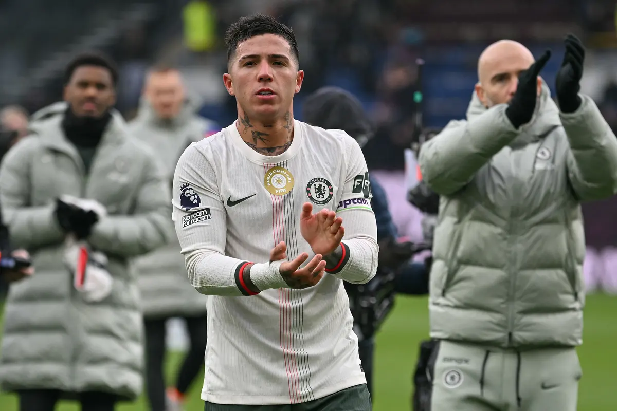 Gelandang Chelsea Enzo Fernandez di lapangan hijau
