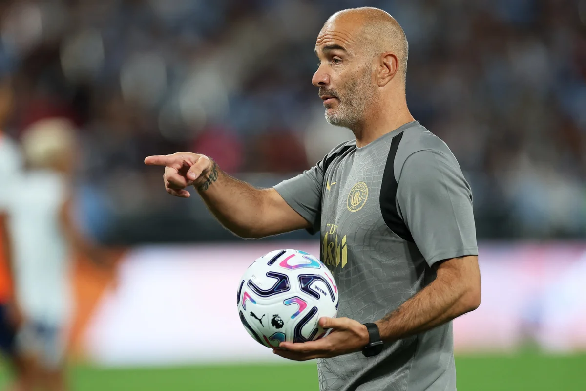 Pelatih Manchester City Enzo Maresca memimpin sesi latihan jelang laga Premier League