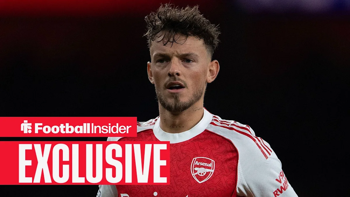 Manajer Manchester City Enzo Maresca memberikan instruksi kepada pemain