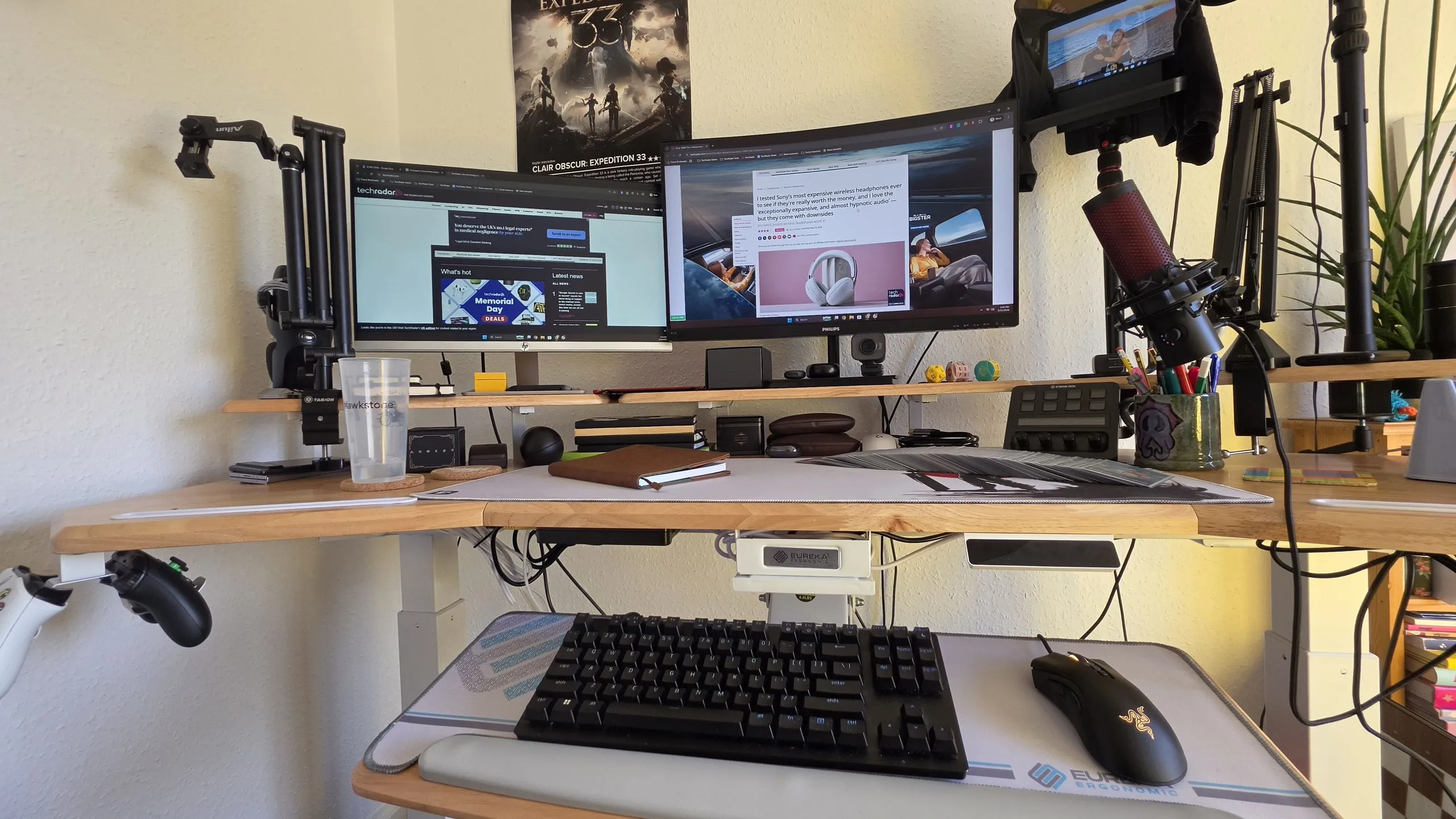 Tampilan meja berdiri Eureka Ergonomic Aero Pro dengan ruang luas untuk setup komputer
