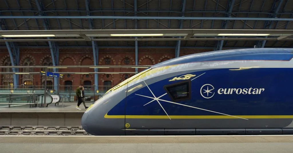 Kereta Eurostar berhenti di stasiun dengan latar belakang aktivitas perkeretaapian modern