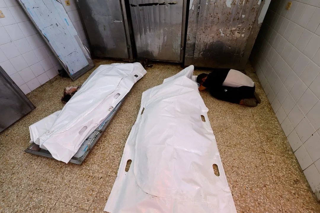 Tim pertahanan sipil Gaza sedang melakukan proses evakuasi di tengah puing-puing bangunan