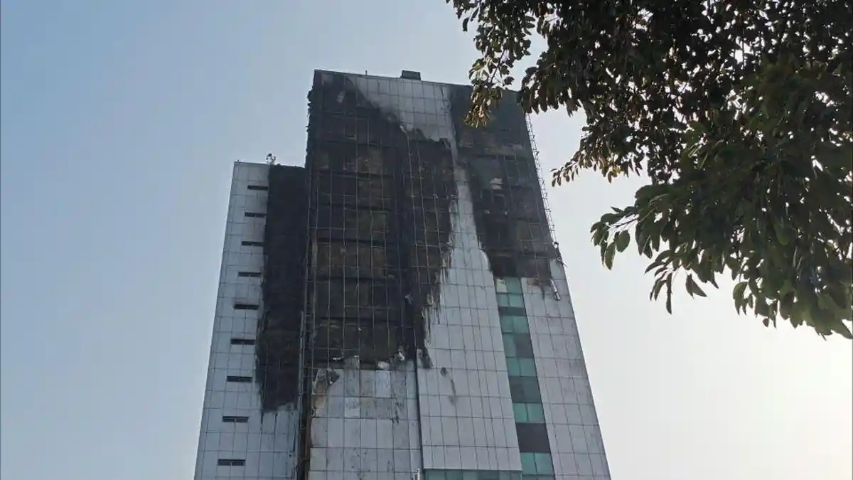 Proses evakuasi korban kebakaran Gedung Bapenda DKI Jakarta