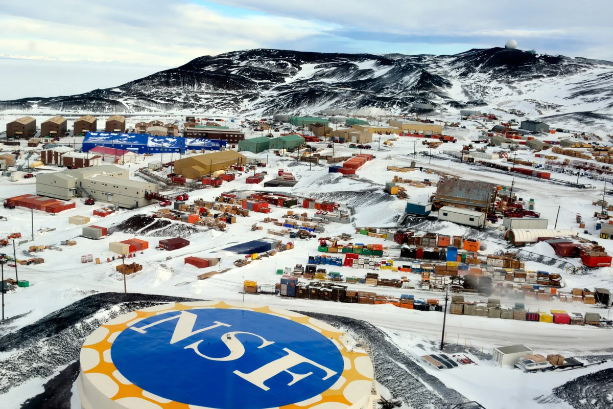 Pemandangan udara pangkalan McMurdo di Antartika tempat evakuasi medis darurat berlangsung