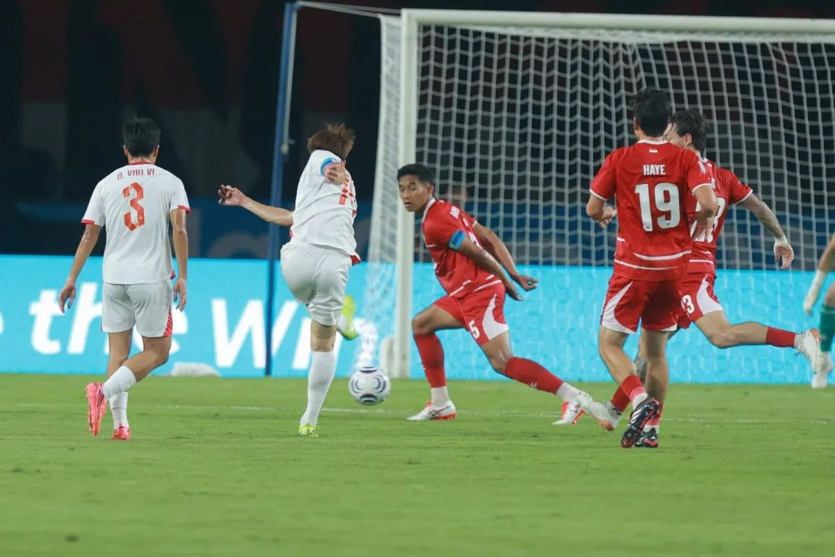 Pemain Timnas Indonesia menunduk lesu usai kebobolan gol ketiga dari Vietnam di Stadion Pakansari