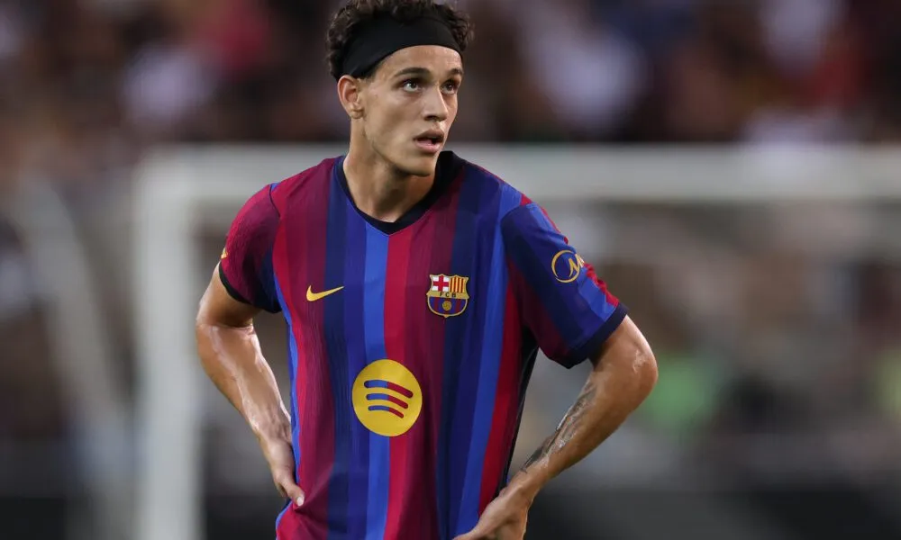 Pemain muda Barcelona Hector Fort dalam sesi latihan