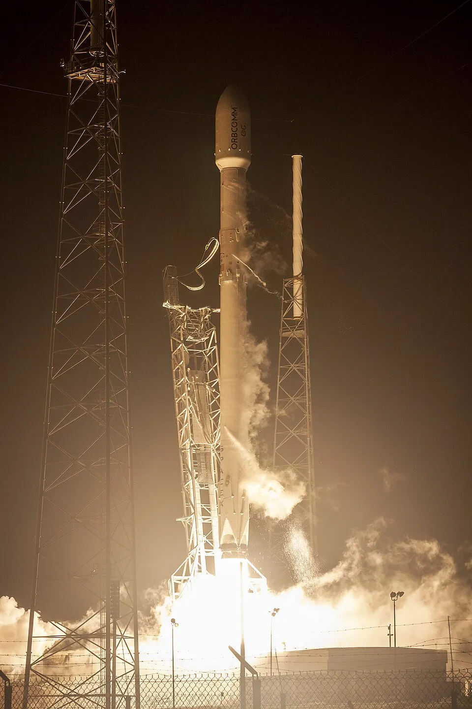 Peluncuran roket Falcon 9 Full Thrust dengan kemampuan pendaratan tingkat pertama secara vertikal
