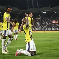 Pemain Fenerbahce merayakan kemenangan di lapangan hijau