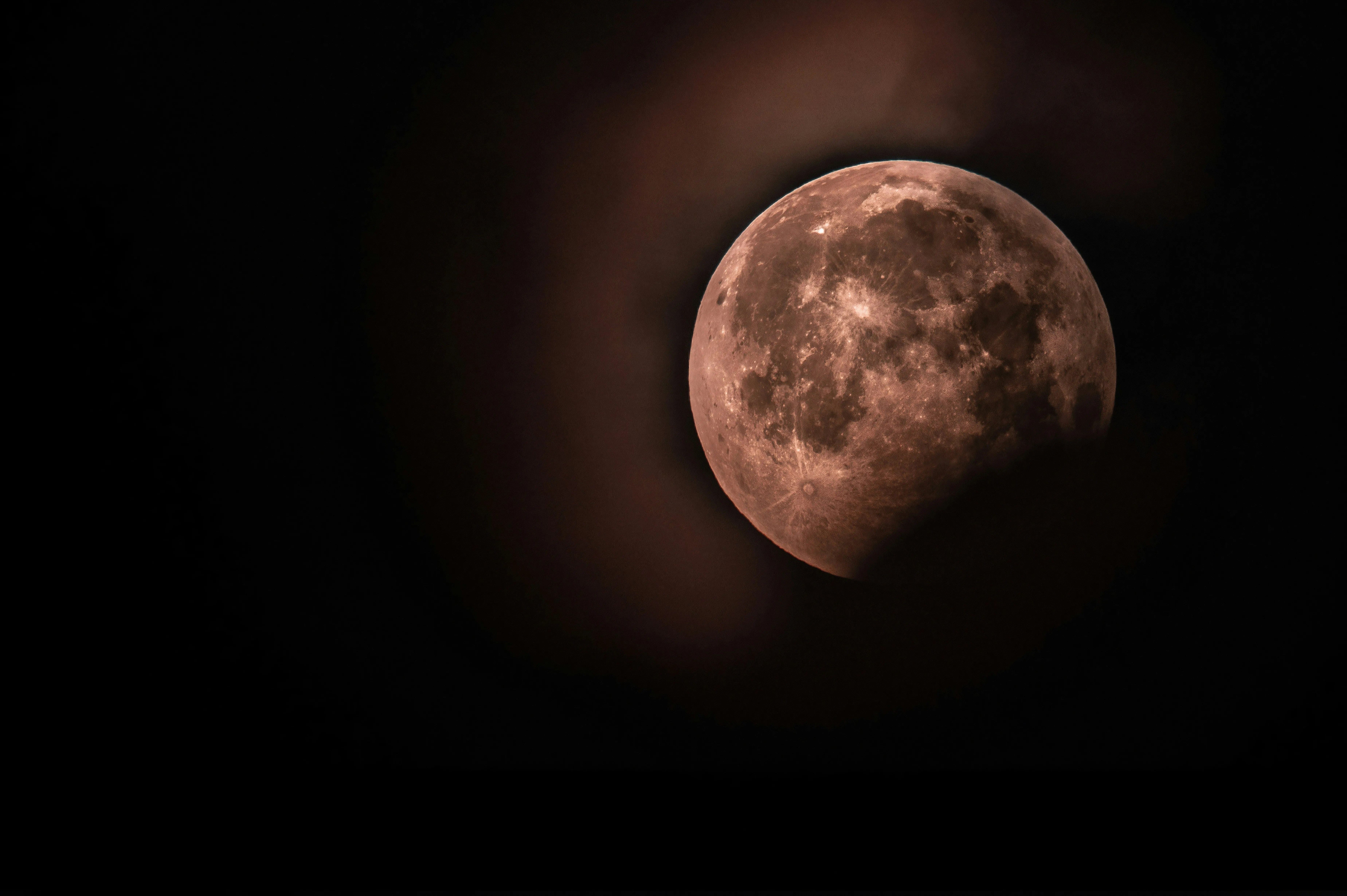 Fenomena bulan purnama Flower Moon menghiasi langit malam