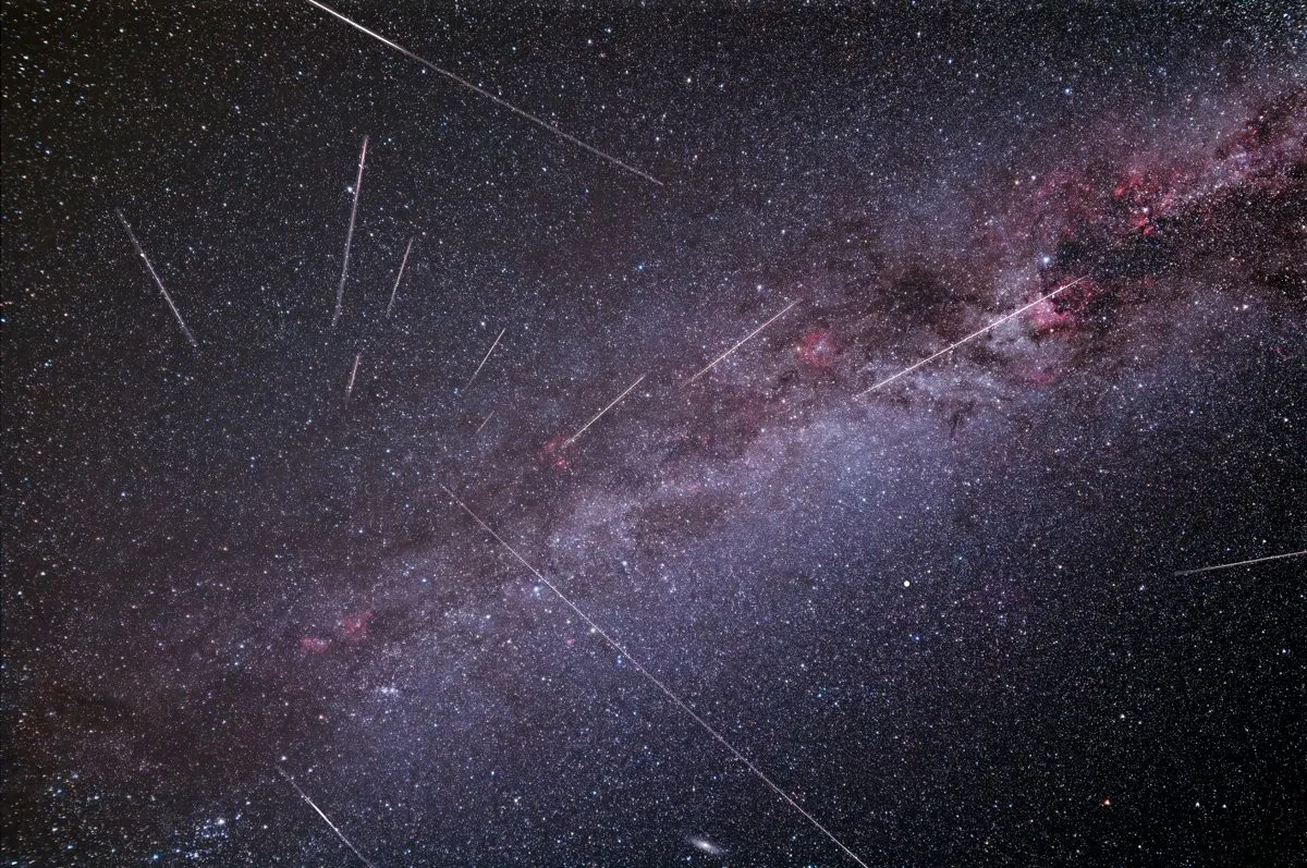 Ilustrasi fenomena gerhana matahari dan hujan meteor Perseid di langit malam