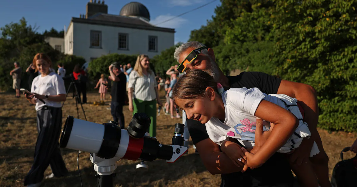 Warga menyaksikan fenomena gerhana matahari di Dunsink Observatory Dublin