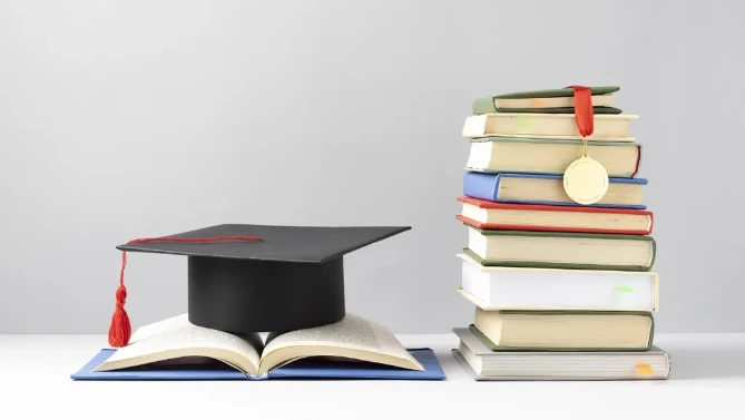 Mahasiswa Gen Z merayakan seminar hasil dengan buket bunga di kampus