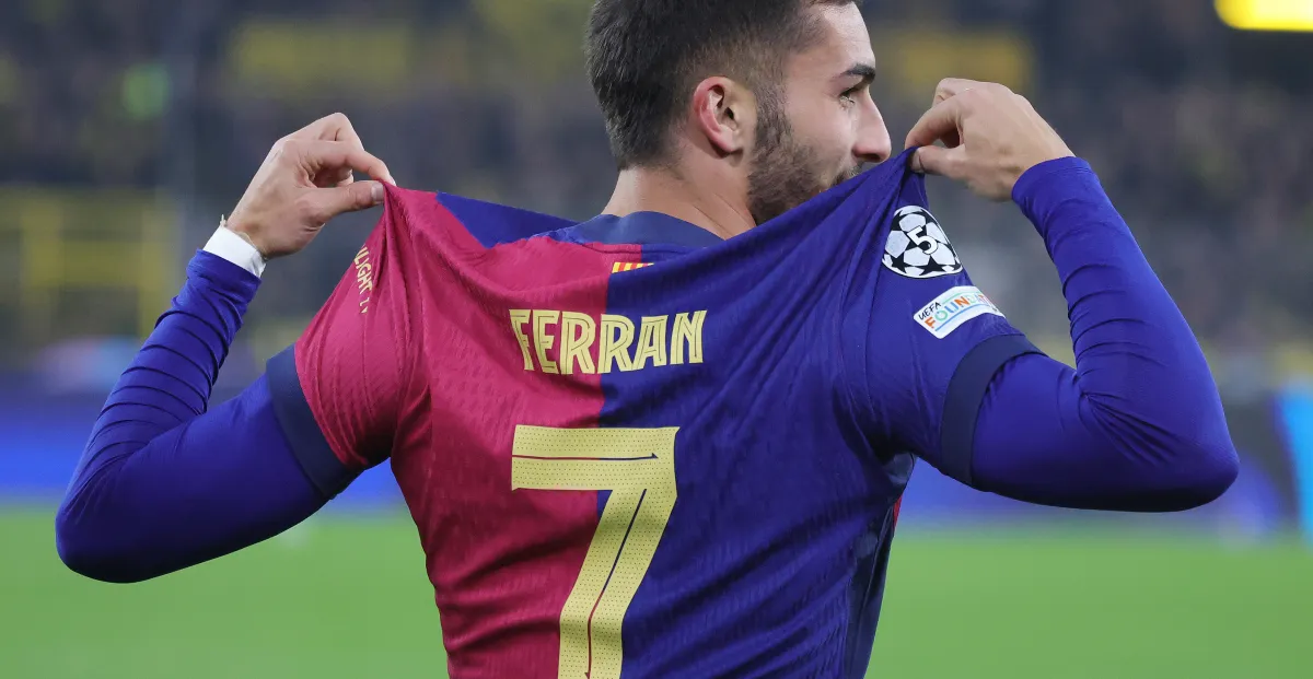 Ferran Torres saat mengenakan seragam FC Barcelona di stadion