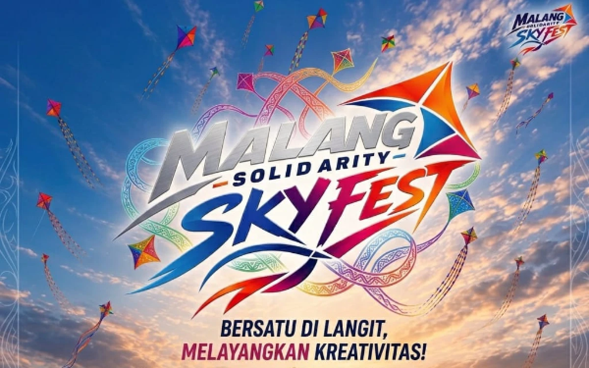 Peserta menerbangkan layangan hias di Malang Solidarity Sky Fest 2026