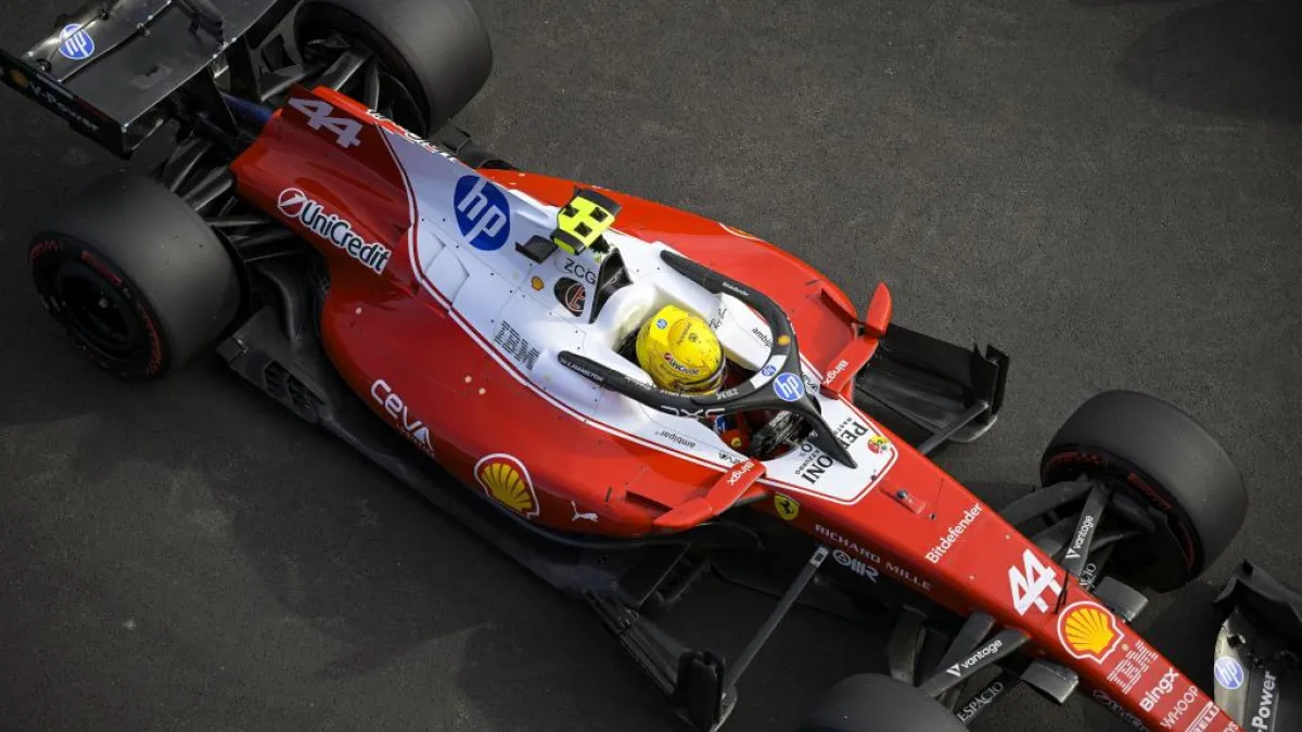 Mobil Formula 1 melaju kencang di sirkuit dalam ajang balap dunia
