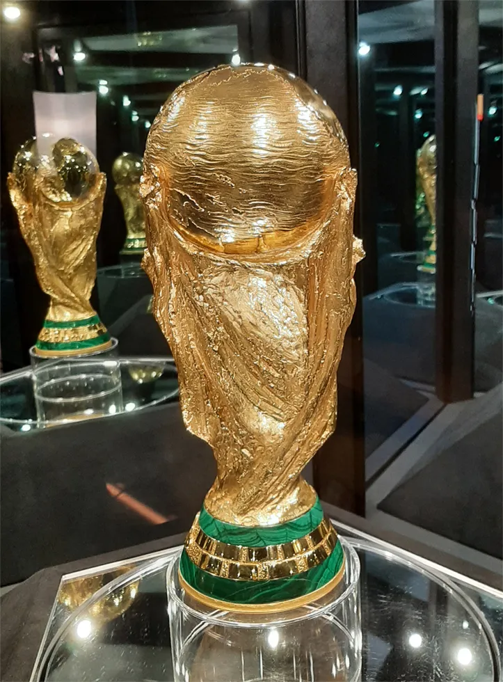 Trofi FIFA World Cup Trophy terbuat dari emas dengan dua figur manusia